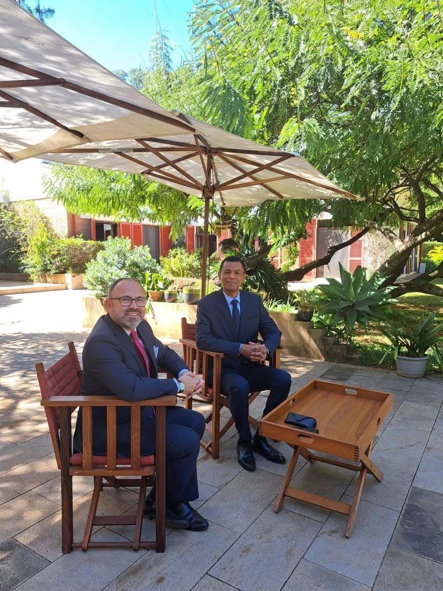 ✍🏼 🇲🇬 MASOIVOHO MALAGASY ANY FRANTSA: MICHEL RABEMAHEFA NIHAONA TAMIN’I ARNAUD GUILLOIS
