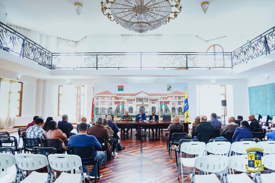 FITANTERAM-BAHOAKA ANTANANARIVO: FANANGANANA VAOMIERA HANDINIKA NY BOKIN’ANDRAIKITRA – FOANA NY FITOKONANA AN’IO